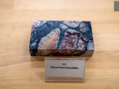 Dalla Turchia proviene invece l�africano bruno lumachellato (detto anche marmor luculleum) di colore beige con venature rossastre. � quello che fu impiegato per decorare le colonne della cripta della Basilica di San Nicola...